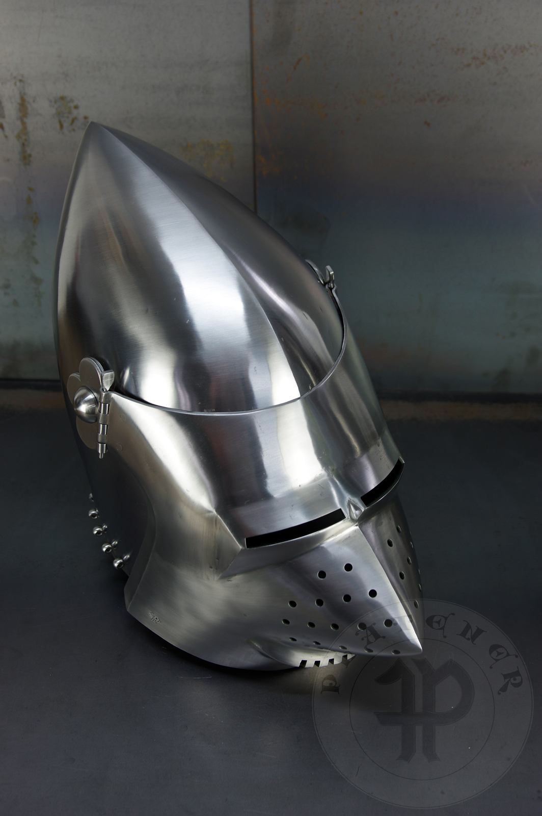 Przybica starszego typu z zason typu psi pysk wzorowana na przedstawieniu zbrojnego z otarza z Thouzon, 1410 rok, obecnie w muzeum w Luwrze. Hem wykonany z wysokiej jakoci stali niskowglowej oraz ulepszony cieplnie do 36-38 HRC./Visored bascinet based the depitc of men-at-arms from Thouzon altarpiecie (circa 1410) in Louvre Museum. Made of high quality mild steel and quenched to 36-38 HRC.